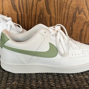 NIKE MENS COURT VISION LOW SNEAKER - WHITE 11.5